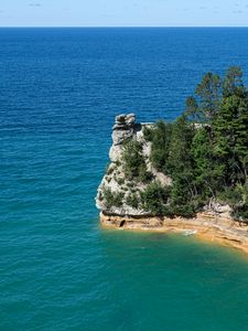 Превью обои скала, море, пейзаж, природа, деревья