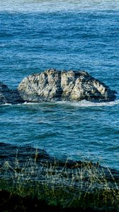 Превью обои скала, море, пейзаж, природа, трава