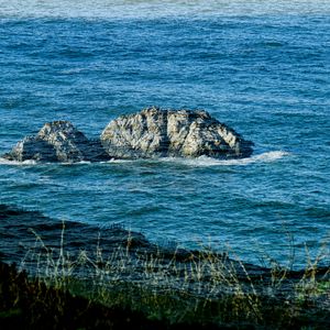 Превью обои скала, море, пейзаж, природа, трава