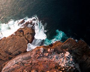 Превью обои скала, море, прибой, обрыв, волны, пена