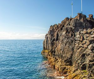 Превью обои скала, море, рельеф, горизонт, природа