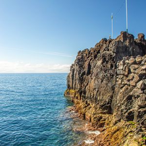 Превью обои скала, море, рельеф, горизонт, природа