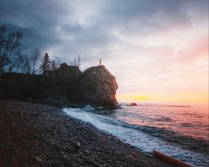 Превью обои скала, море, силуэт, берег, пляж, камни