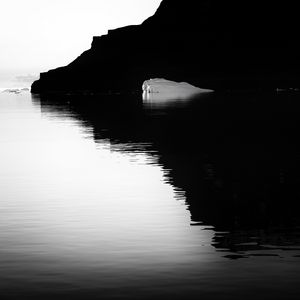 Превью обои скала, море, вода, черно-белый, темный