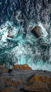 Превью обои скала, море, волны, вода, вид сверху