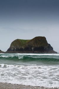 Превью обои скала, море, волны, пена, берег, пейзаж