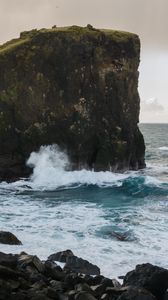 Превью обои скала, море, волны, брызги, камни