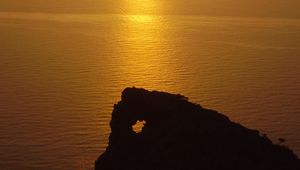 Превью обои скала, море, закат, темный