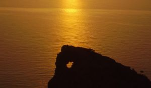 Превью обои скала, море, закат, темный