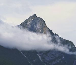 Превью обои скала, облако, рельеф, вершина, высота, пейзаж
