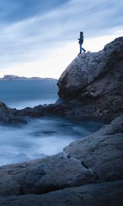 Превью обои скала, обрыв, человек, море, одиночество, вода