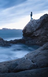 Превью обои скала, обрыв, человек, море, одиночество, вода