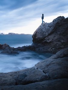 Превью обои скала, обрыв, человек, море, одиночество, вода