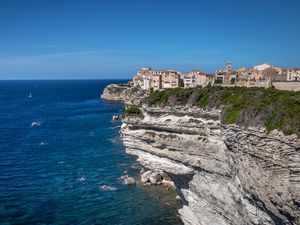 Превью обои скала, обрыв, море, здания, дома