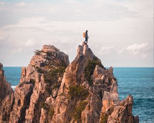 Превью обои скала, одиночество, уединение, человек, океан, индонезия