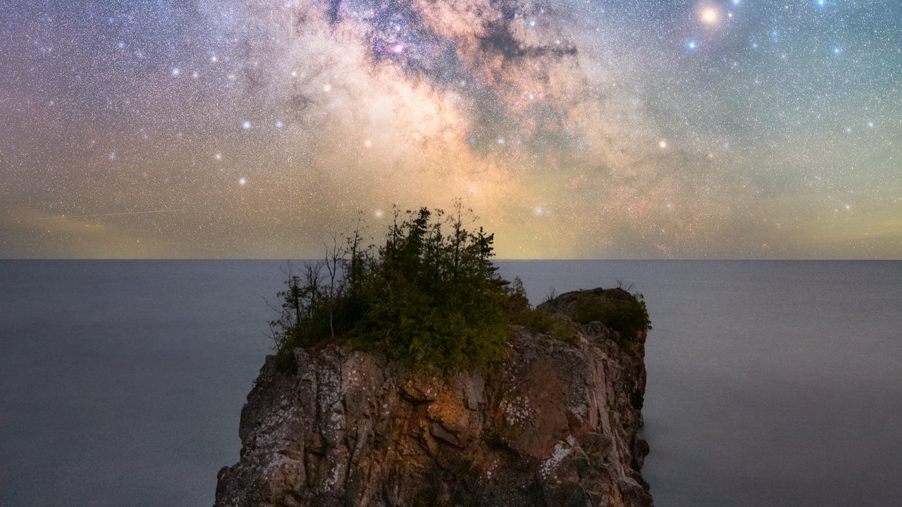 Обои скала, океан, млечный путь, звезды, небо, ночь