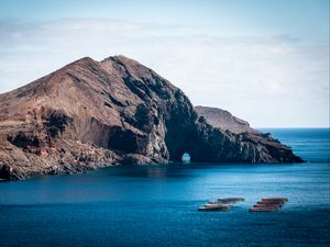 Превью обои скала, остров, море, лодки, вода