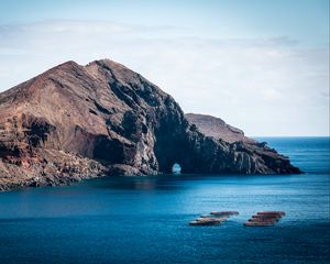 Превью обои скала, остров, море, лодки, вода