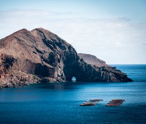 Превью обои скала, остров, море, лодки, вода