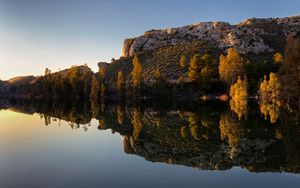 Превью обои скала, озеро, деревья, отражение, природа