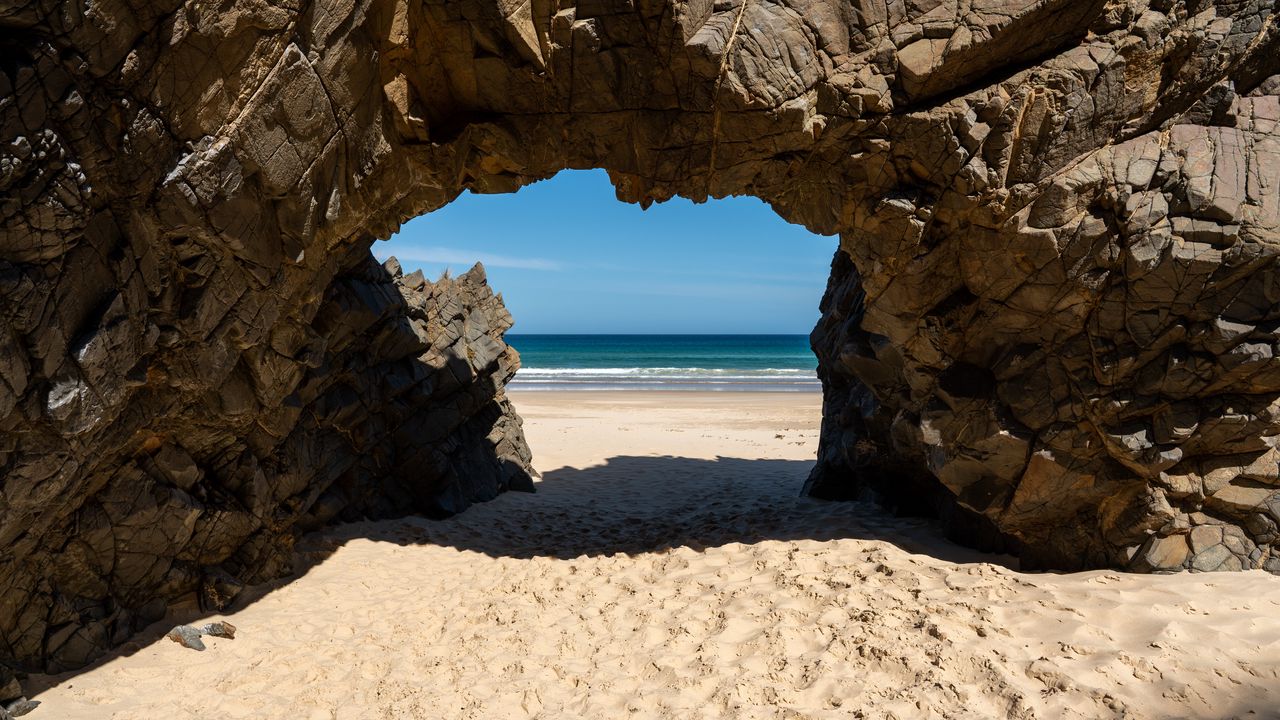 Обои скала, пляж, песок, море, тень, природа