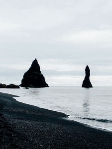 Превью обои скала, побережье, галька, море, небо