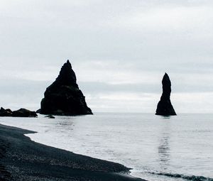 Превью обои скала, побережье, галька, море, небо