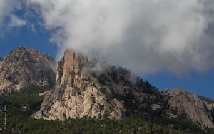 Превью обои скала, рельеф, деревья, облака, вид