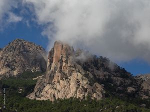 Превью обои скала, рельеф, деревья, облака, вид