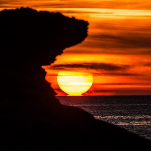 Превью обои скала, силуэт, море, закат