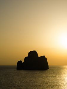 Превью обои скала, силуэт, море, сумерки