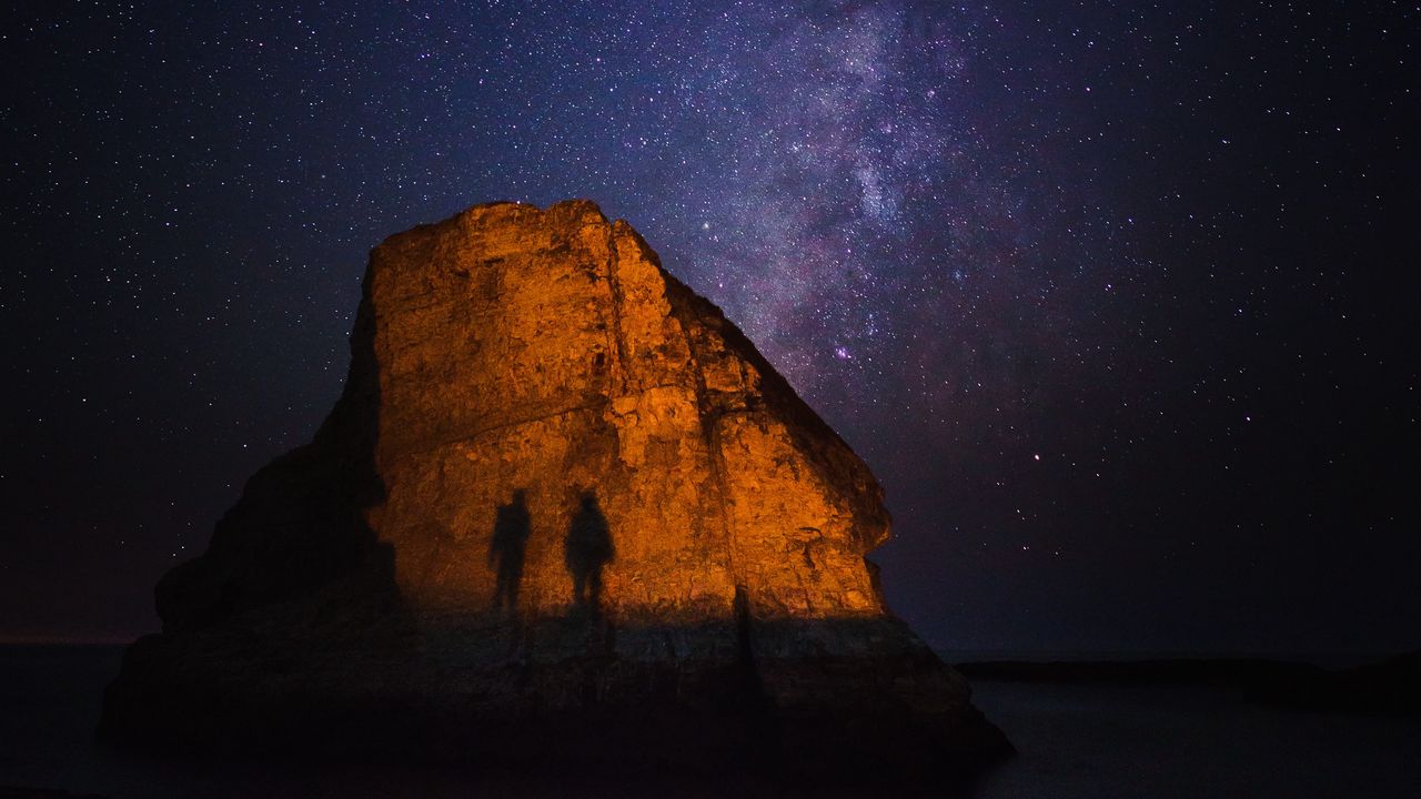 Обои скала, тени, звездное небо, млечный путь, shark fin cove, давенпорт, сша