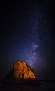 Превью обои скала, тени, звездное небо, млечный путь, shark fin cove, давенпорт, сша