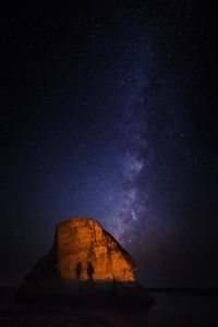 Превью обои скала, тени, звездное небо, млечный путь, shark fin cove, давенпорт, сша