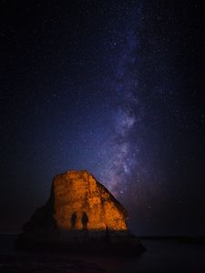 Превью обои скала, тени, звездное небо, млечный путь, shark fin cove, давенпорт, сша