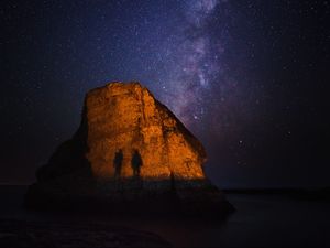 Превью обои скала, тени, звездное небо, млечный путь, shark fin cove, давенпорт, сша