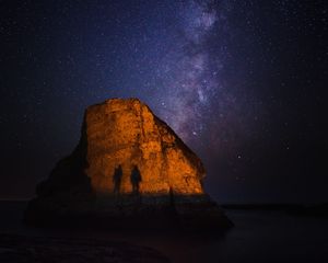 Превью обои скала, тени, звездное небо, млечный путь, shark fin cove, давенпорт, сша