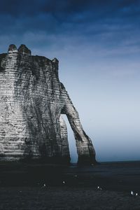 Превью обои скала, утес, море, побережье, сумерки