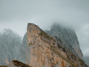 Превью обои скала, утес, туман, склон, горы