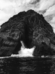 Превью обои скала, вода, брызги, чб