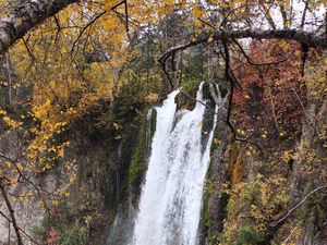 Превью обои скала, водопад, вода, ветки, деревья, природа