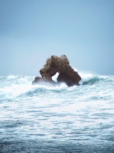 Превью обои скала, волны, брызги, море, вода