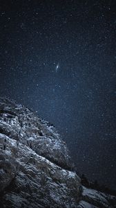 Превью обои скала, звездное небо, звезды, ночь, темный