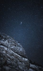 Превью обои скала, звездное небо, звезды, ночь, темный