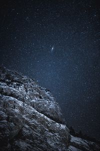 Превью обои скала, звездное небо, звезды, ночь, темный