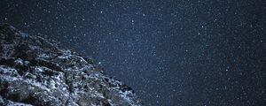 Превью обои скала, звездное небо, звезды, ночь, темный
