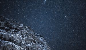 Превью обои скала, звездное небо, звезды, ночь, темный