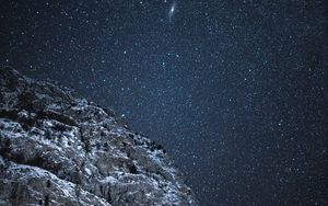 Превью обои скала, звездное небо, звезды, ночь, темный