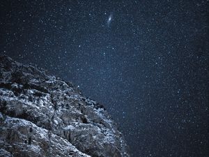 Превью обои скала, звездное небо, звезды, ночь, темный