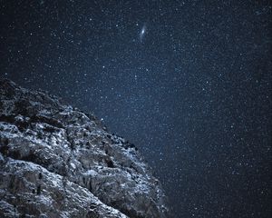 Превью обои скала, звездное небо, звезды, ночь, темный